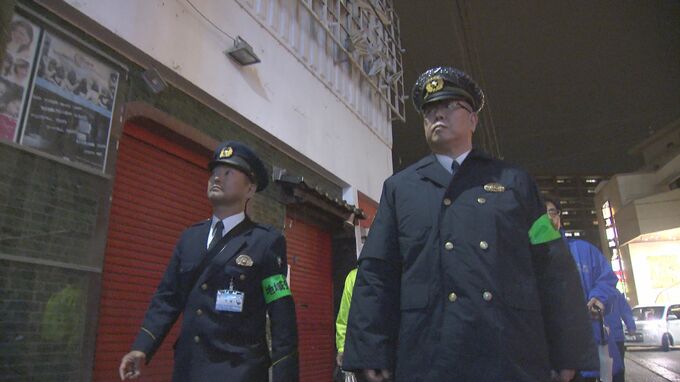 「安全・安心な場所に」　県内最大の歓楽街・桜木町で合同パトロール　年末に向けトラブル防止へ…啓発用ステッカーなど配布　富山　|　富山のニュース｜天気・防災｜チューリップテレビ