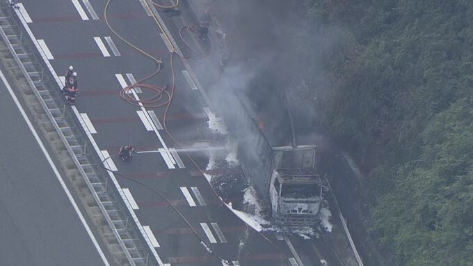 大型トラックが燃え炎が… 運転手｢タイヤから出火した｣と通報 岐阜･恵那市の中央自動車道|TBS NEWS DIG