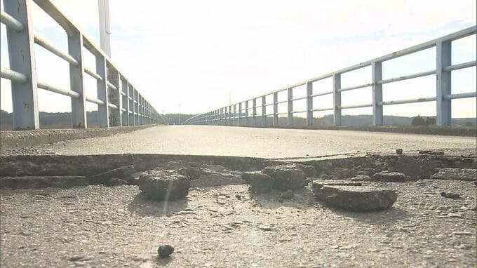 地震で損傷の橋撤去へ　青森県おいらせ町の開明橋　欄干部分が寸断、ひび割れなどの被害|TBS NEWS DIG