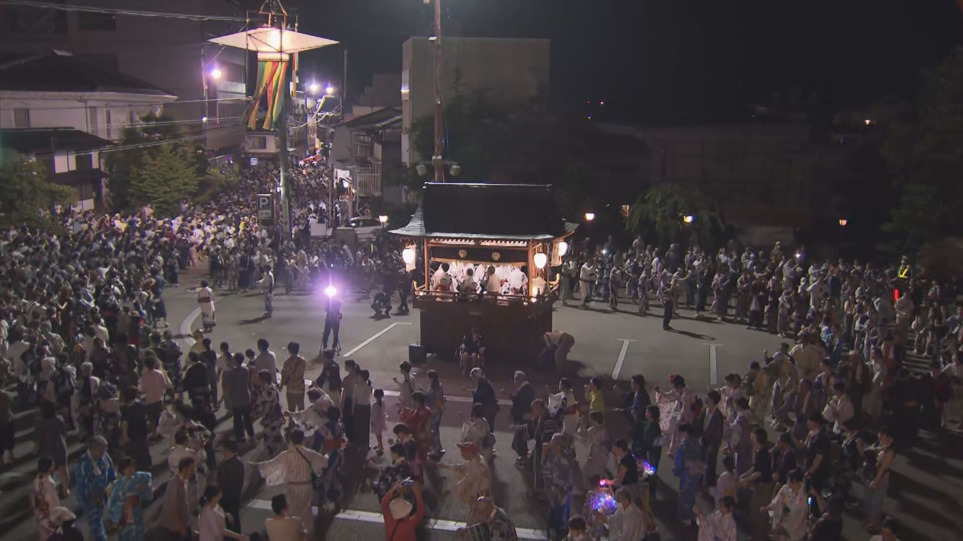 郡上おどり始まる　夏の訪れ    浴衣姿で踊り楽しむ