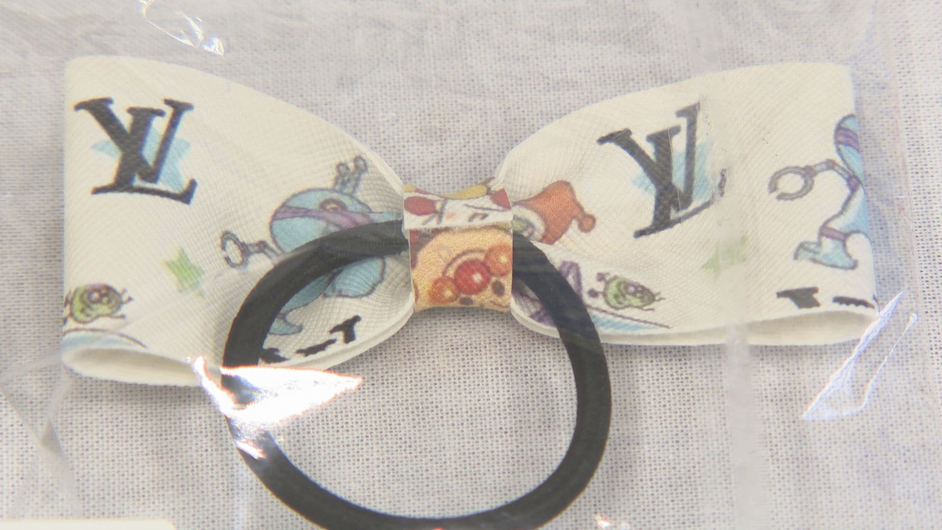 あのルイ・ヴィトンのヘアゴムが1つ300円で…実は偽物 商標法違反の