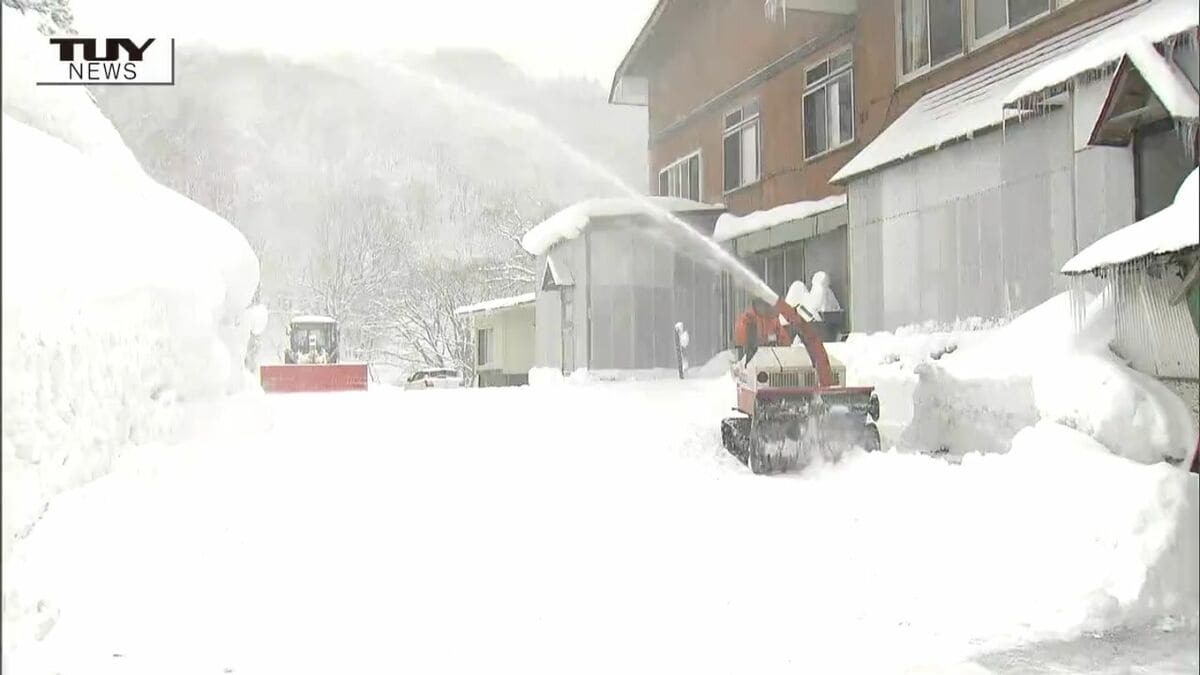 身長よりはるかに高い雪！ 全国有数の豪雪地で積雪約3メートル 県内は