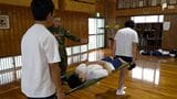 「担架がない時は物干しざおで」自衛官が中学生に“災害時の知恵”伝授「自分たちで考えることが必要」=静岡・袋井市 | 静岡のニュース | SBSNEWS | 静岡放送