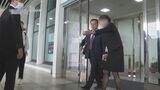 強制わいせつ容疑で送検された古謝市長 出張から帰沖も取材対応せず 8日に「5分会見」と通告|TBS NEWS DIG