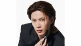 【 Number_i ・神宮寺勇太 】 黒いジャケット姿で リップスティックを手にクールな視線|TBS NEWS DIG