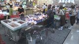 巨大「マンタ」スーパーの鮮魚コーナーで発見 1尾5万円(税込)|TBS NEWS DIG