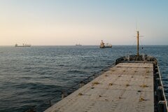 ホルムズ海峡の通航継続、オマーン沖で積み替え－｢ダーク航行｣も確認| TBS CROSS DIG with Bloomberg