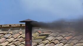 【速報】「コンクラーベ」で黒い煙　新たなローマ教皇 まだ選出されず|TBS NEWS DIG