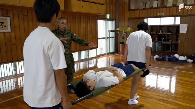 「担架がない時は物干しざおで」自衛官が中学生に“災害時の知恵”伝授「自分たちで考えることが必要」=静岡・袋井市|TBS NEWS DIG