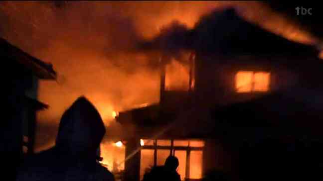 猛烈な炎「2階から火と煙が見える」木造住宅火災で2人けが 宮城・気仙沼市|TBS NEWS DIG