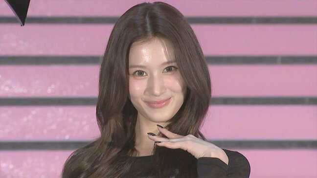  【 TWICE・SANA 】　黒レザーのミニスカートで表参道ヒルズに降臨　「心地よく自分らしくいられるリップが好きです」　抜群のスタイルで会場を陶酔させる|TBS NEWS DIG
