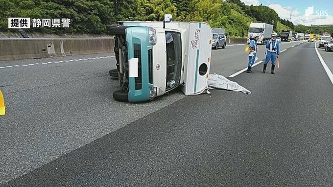 【画像あり】新東名でキャンピングカーが横転 85歳女性を救急搬送 中央分離帯に衝突...タイヤのバーストが原因か＝静岡県警|TBS NEWS DIG