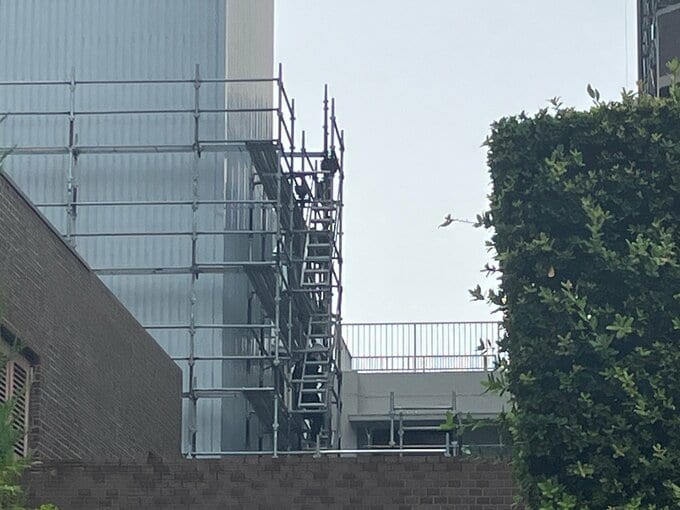 「足場の設置中に10mほど落下した」男性作業員（20代）が骨折するけが　マンションの改修工事中　広島　|　RCC NEWS | 広島ニュース | RCC中国放送