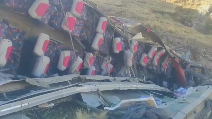 ペルーで崖からバスが転落 26人死亡 同じ道路で5月にもバス事故