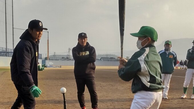 ソフトバンクホークス 甲斐拓也選手　小学生に熱血指導　|　大分のニュース｜OBS NEWS｜大分放送