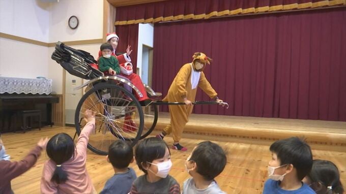 トナカイが引くのは…ソリではなく人力車！保育園にサンタとトナカイがサプライズ訪問　人力車に初めて乗る園児は大喜び　|　BSSニュース | BSS山陰放送