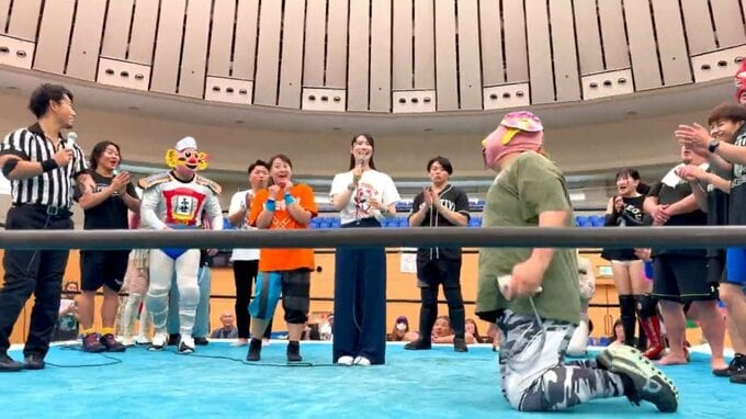 【元AKB48・倉持明日香】プロレスのリング上で結婚を電撃発表！レスラーも崩れ落ちるサプライズ|TBS NEWS DIG