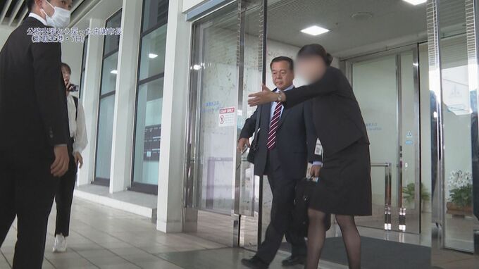 強制わいせつ容疑で送検された古謝市長　出張から帰沖も取材対応せず　8日に「5分会見」と通告|TBS NEWS DIG