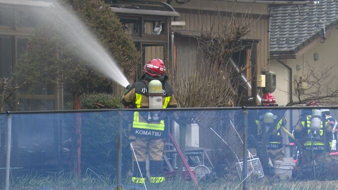 閑静な住宅街で無人の家から出火 2階建て住宅が全焼もけが人なし 石川・小松市　|　石川県のニュース｜MRO北陸放送