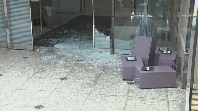 現場防犯カメラに何かを持ち出す複数の人物の姿…東京・中央区新富のオフィスビルで金庫荒らし　先月にも同じ金庫が被害　関連調べる　警視庁|TBS NEWS DIG