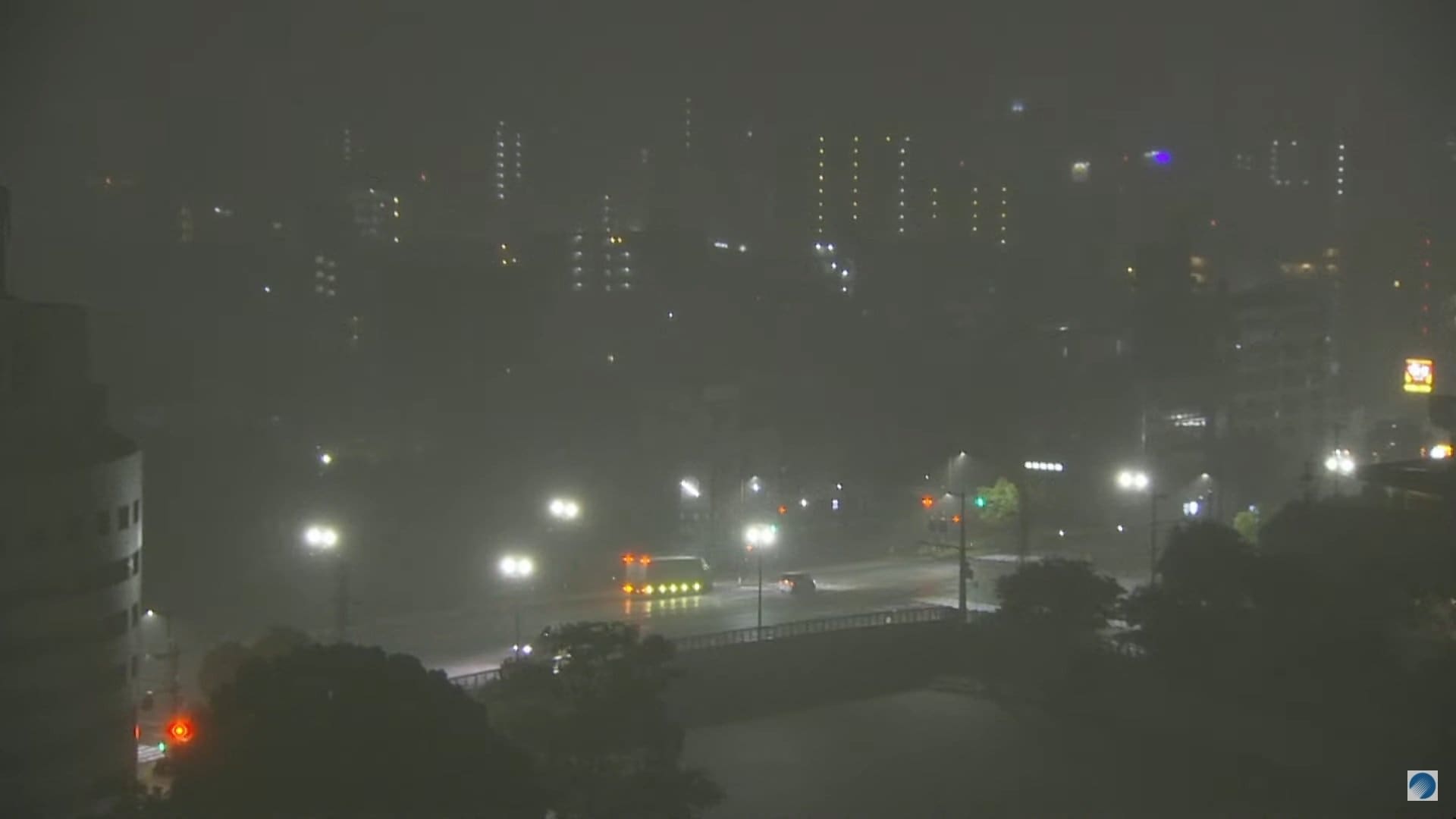 鹿児島市で1時間55ミリの非常に激しい雨 発達した雨雲、次々と流れ込む