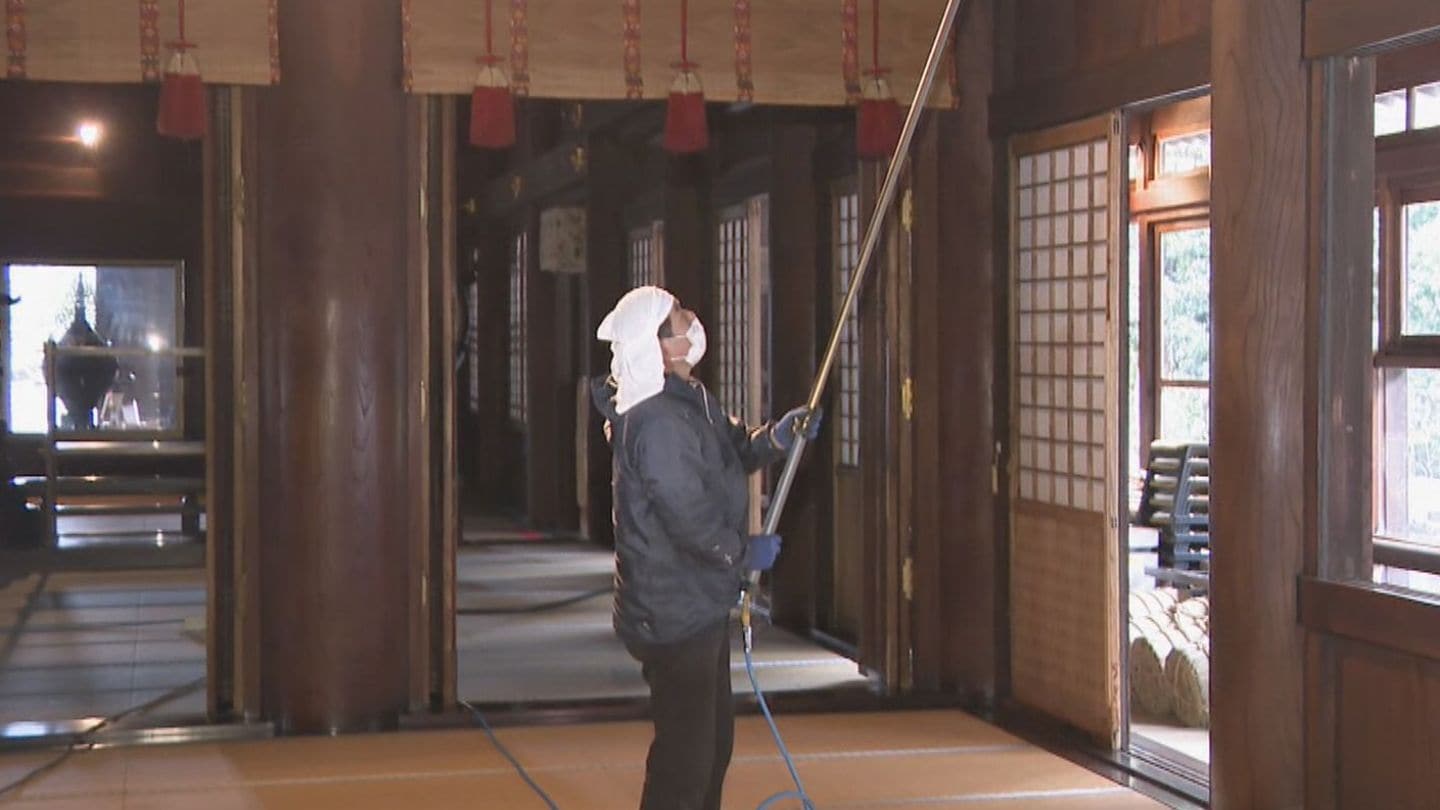 豊川稲荷で年末恒例の大すす払い　1年分のほこりを大掃除　僧侶が寺のシンボル「お狐さま」像などを磨く