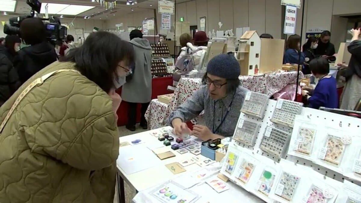 手作りのポストカードやマスキングテープなどが並ぶ 作家の個性や