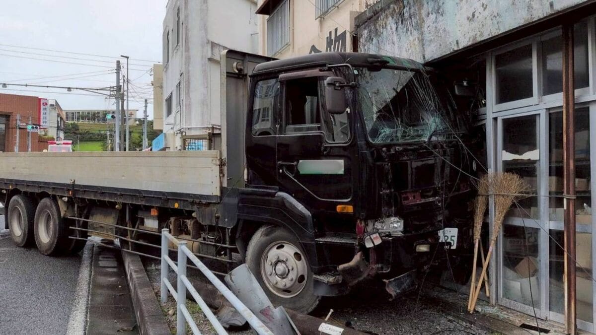 大型トラックが国道沿いの建物に衝突　街灯や電柱をなぎ倒し金物店の入口まで数メートルの倉庫に突っ込む　与那原町