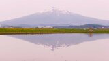 津軽平野の田園地帯に浮かぶ岩木山　無風条件に　“逆さ津軽富士”　姿現す　|　青森のニュース│ATV NEWS│青森テレビ