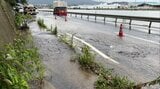 水道管破裂か?国道が冠水 片側交互通行の交通規制 周辺の約30世帯では断水も 長崎県佐世保市|TBS NEWS DIG
