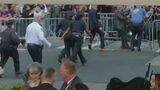 米ニューヨーク恒例「METガラ」開催　会場近くでイスラエルに対する抗議デモ　車の通行妨害で拘束された人も|TBS NEWS DIG