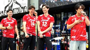 石川祐希主将がまさかのハプニングに平謝り　timelesz・原嘉孝さん「直撃したけど嬉しいです！」【ネーションズリーグ】|TBS NEWS DIG