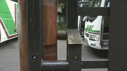 修学旅行のバスが門柱に接触、窓ガラス割れ児童4人軽傷 新潟県の小学生