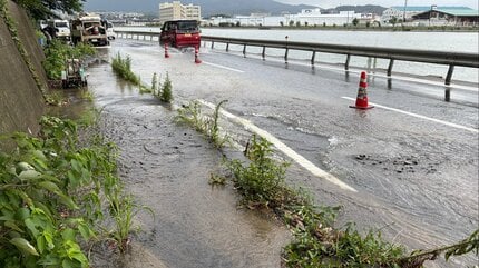 水道管破裂か？国道冠水 片側交互通行 長崎県佐世保市 | TBS NEWS DIG