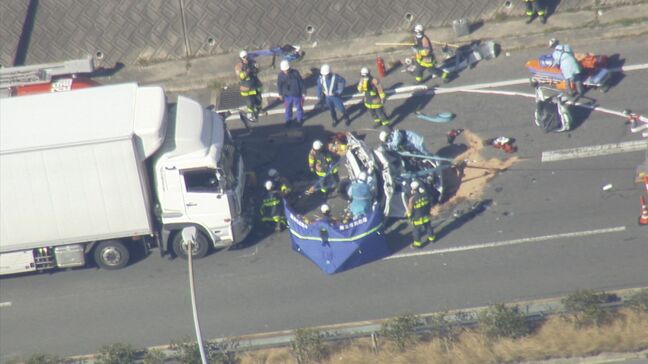 「運転席まで潰れている」と通報　トラック2台と軽乗用車の玉突き事故　軽運転の30代女性を救助　尾道バイパスで事故　広島|TBS NEWS DIG