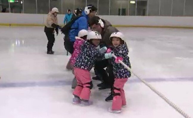 「ツルツルするのが楽しい！」岡谷市のスケートリンクで「氷上運動会」　綱引きや玉入れなど楽しむ|TBS NEWS DIG