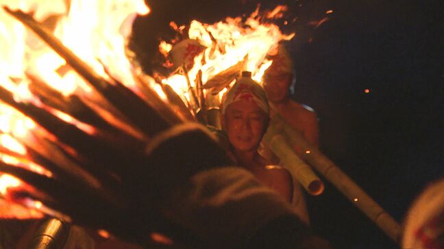 重さ30キロ超の松明担ぎ…消滅の危機、何度も乗り越えた『麓山の火祭り』カメラが密着 福島・富岡町|TBS NEWS DIG