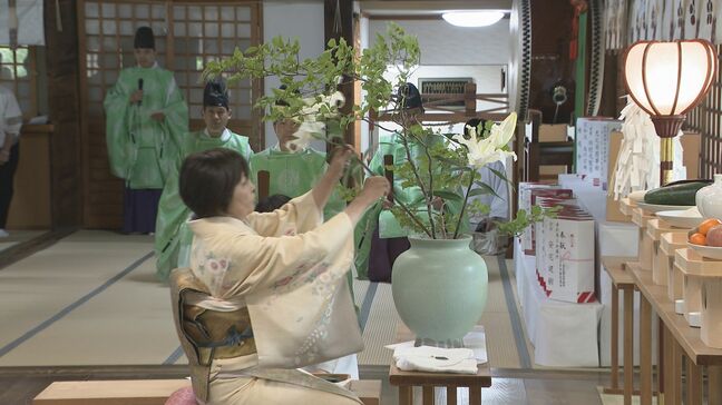 草月会石川県支部の「奉納いけばな展」献花式　|TBS NEWS DIG