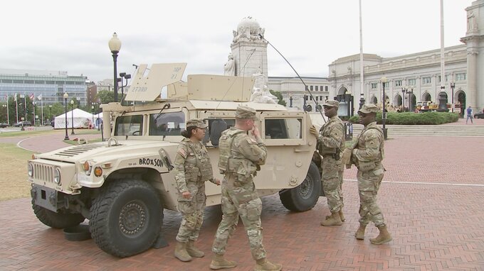 首都ワシントンに展開の州兵　武器携行へ　トランプ大統領はシカゴとニューヨークにも州兵派遣の意向表明|TBS NEWS DIG