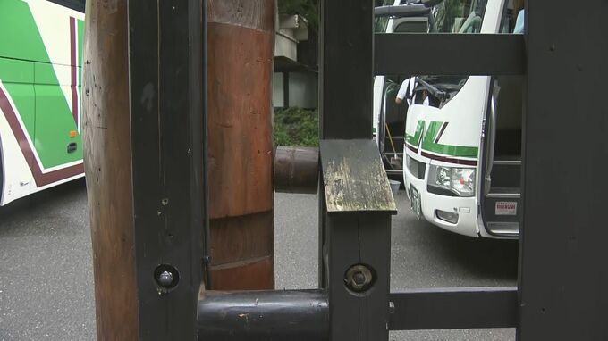 修学旅行のバスが門柱に接触、窓ガラス割れ児童4人軽傷　新潟県の小学生37人が乗車　福島・会津若松市　|　福島のニュース│TUF