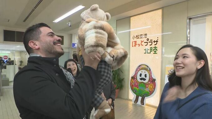 帰省ラッシュ続き小松空港に再会喜ぶ家族… “空の便”Uターンピークは1月2日~3日AMの見込み | 石川県のニュース|MRO北陸放送
