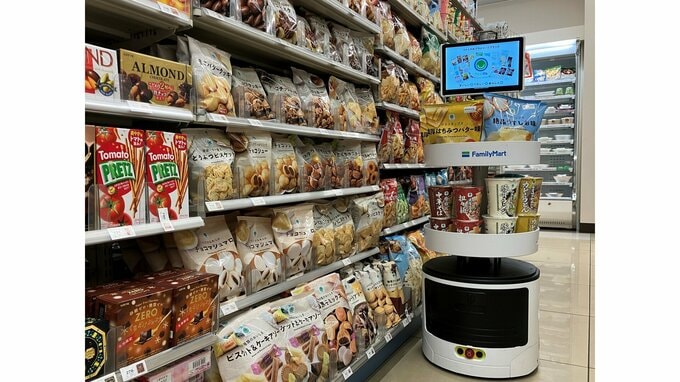 ファミマが多機能ロボットを導入　店長業務の負担軽減も