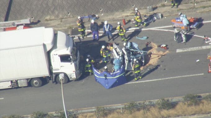 【速報】「運転席まで潰れている」と通報　トラック2台と軽乗用車の玉突き事故　軽運転の30代女性を救助　尾道バイパスで事故　広島|TBS NEWS DIG