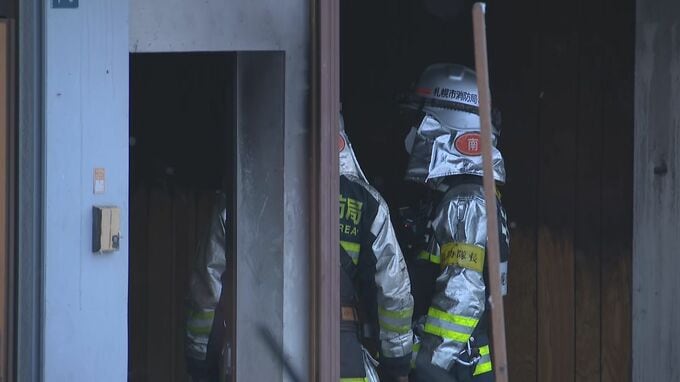 「付近の建物から黒煙」近くの住民が通報　2階建て住宅から出火　70代女性を救助し病院搬送、意識あり　札幌市南区|TBS NEWS DIG