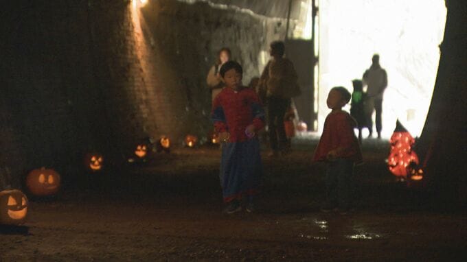 旧国鉄の廃線敷で「ハロウィーンイベント」 トンネルにはランタンがずらり!仮装した家族連れでにぎわう | SBC NEWS | 長野のニュース | SBC信越放送