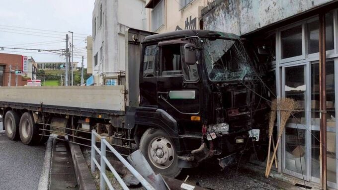 大型トラックが国道沿いの建物に衝突　街灯や電柱をなぎ倒し金物店の入口まで数メートルの倉庫に突っ込む　与那原町|TBS NEWS DIG