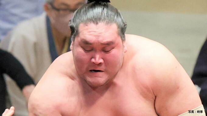横綱・照ノ富士 平幕・錦木に勝ち2敗をキープ、トップの1敗には琴ノ若と阿武咲と大の里の3人が並ぶ【大相撲初場所9日目】|TBS NEWS DIG