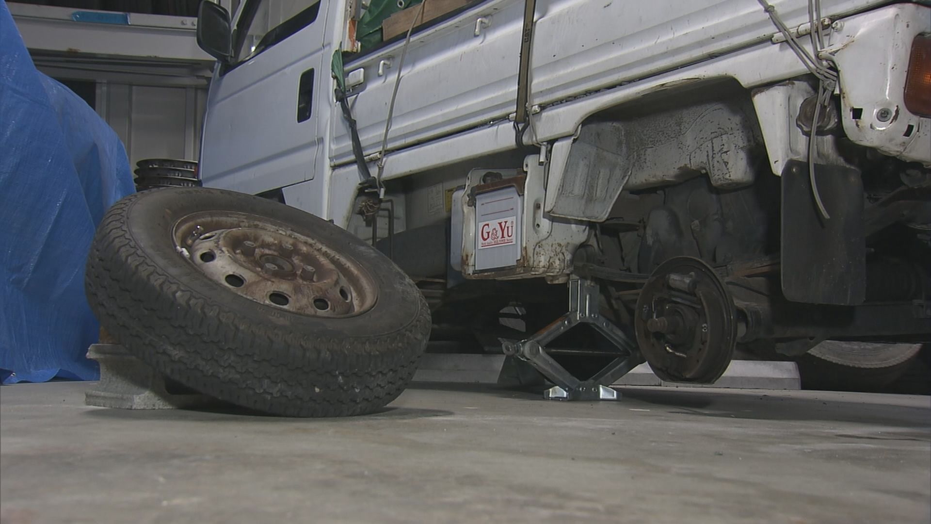 走行中に外れたタイヤが歩行者を直撃か 1人が意識不明の重体１人けが　60歳運転の軽トラック左後輪　タイヤは部品ごと外れる　岐阜市