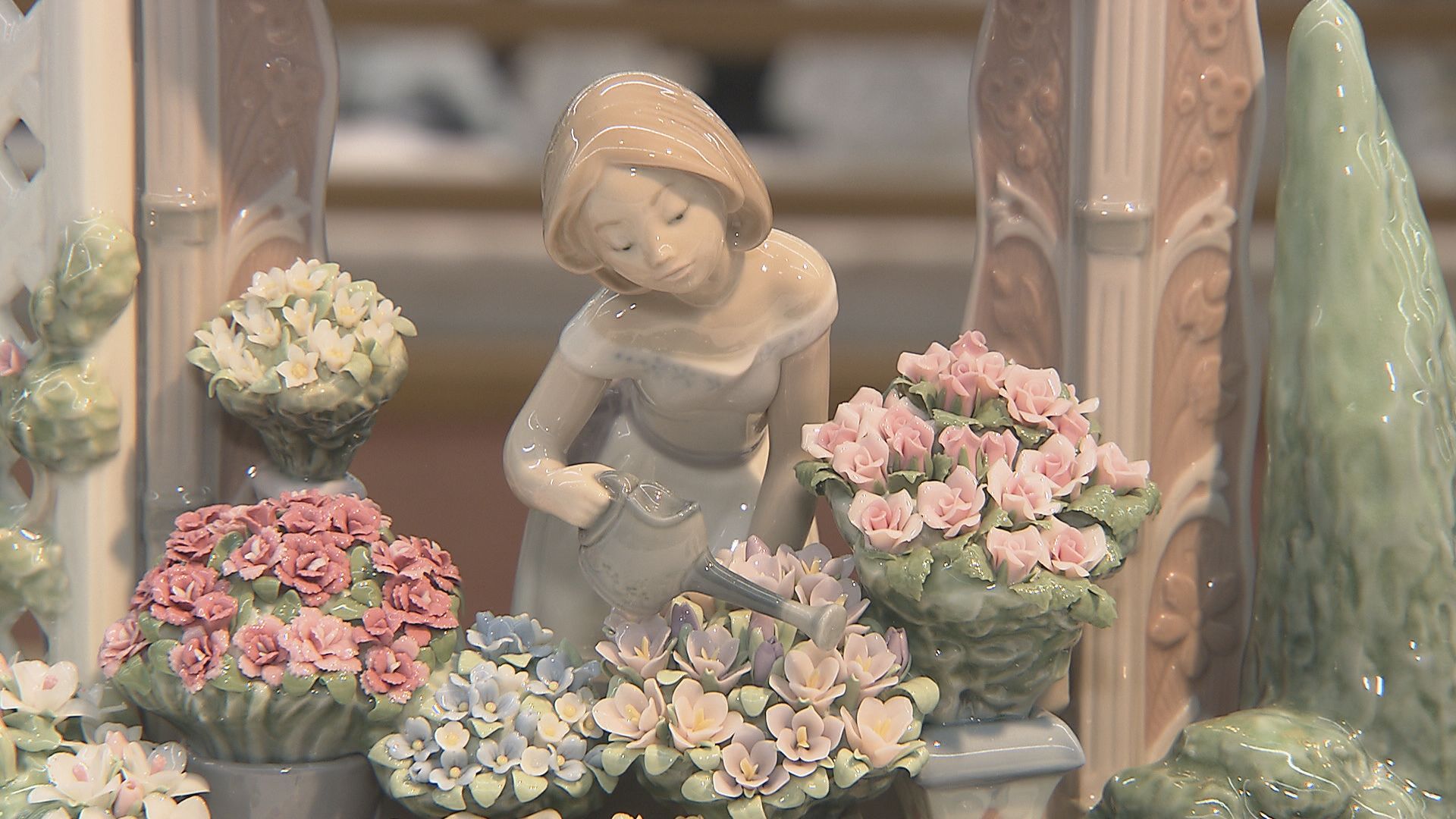 スペインの磁器「リヤドロ」600点を展示販売 掛け軸展も同時開催 福島