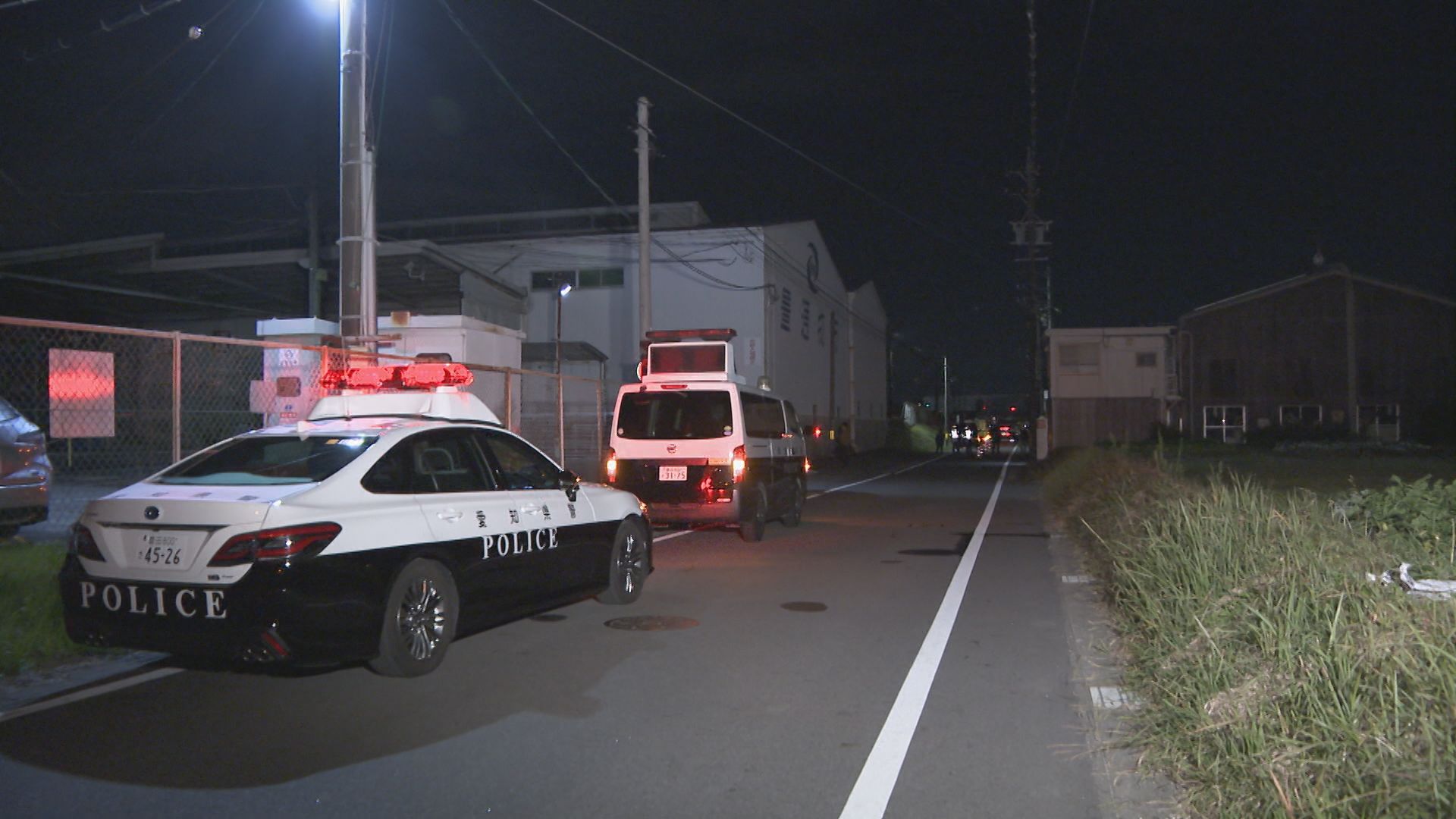 路上に横たわっていた年配の男性が車にはねられ死亡